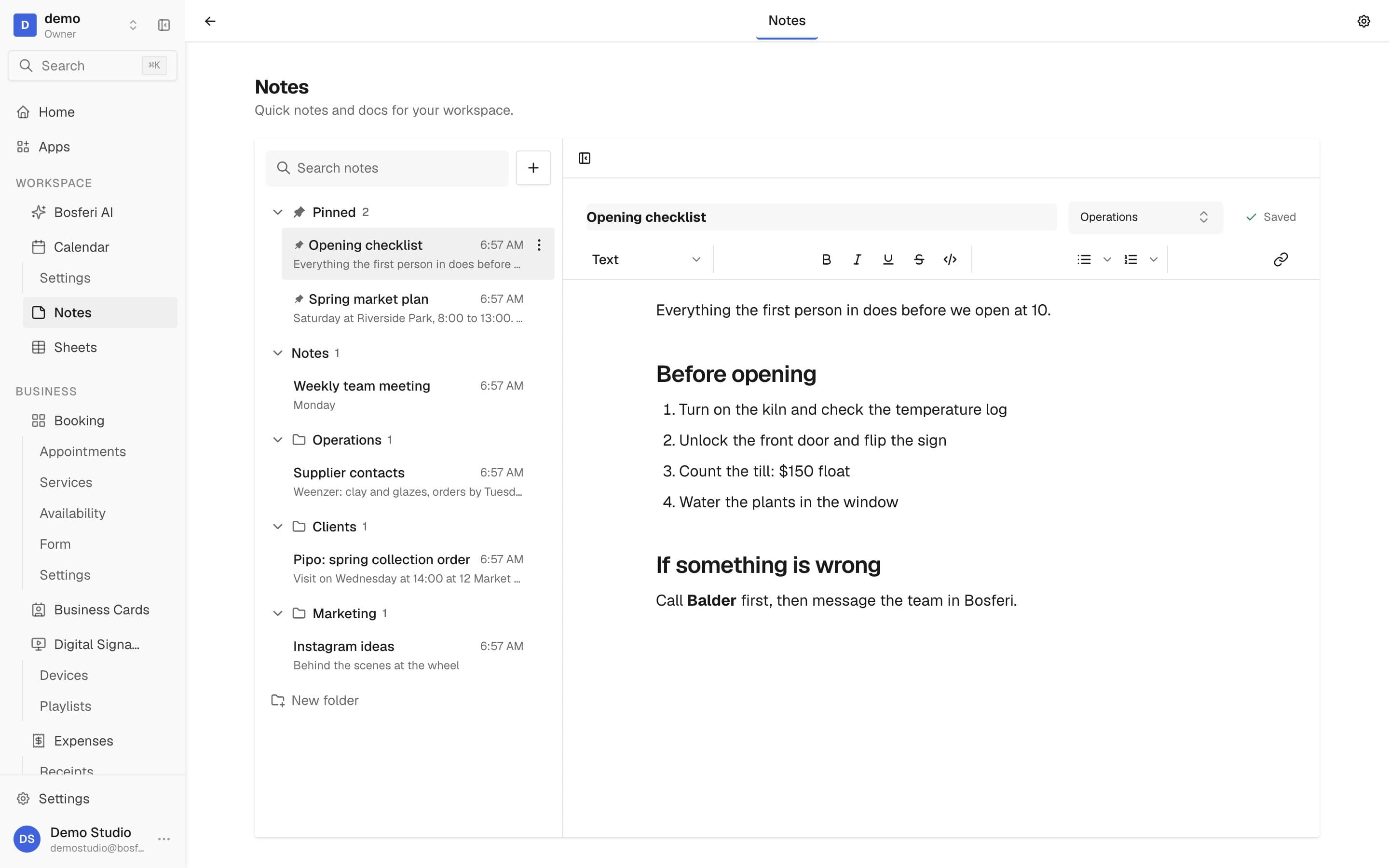 Una lista de apertura en el editor de Notas con títulos y una lista numerada